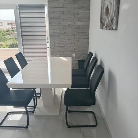 Elite Bogdanovici With Pool & Grill *