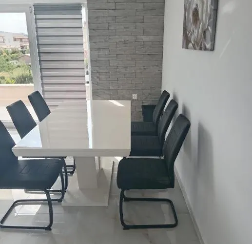 Elite Bogdanovici With Pool & Grill *